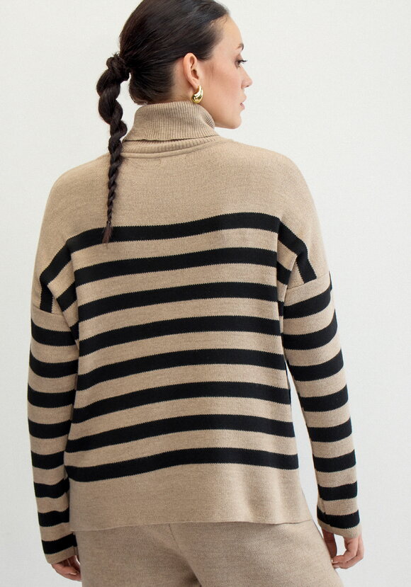 Свитер в полоску с высокой горловиной шир.  580, рис. 15