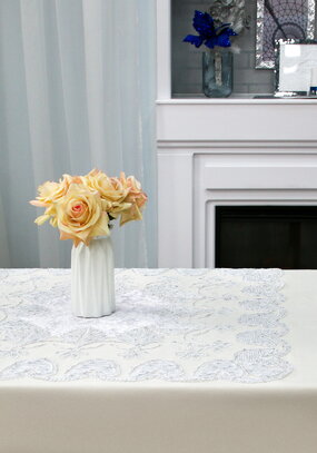 Скатерть с велюром и кружевом