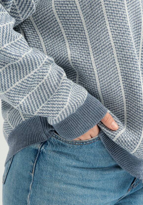 Кардиган монохромный с вертикальной полосой шир.  580, рис. 14