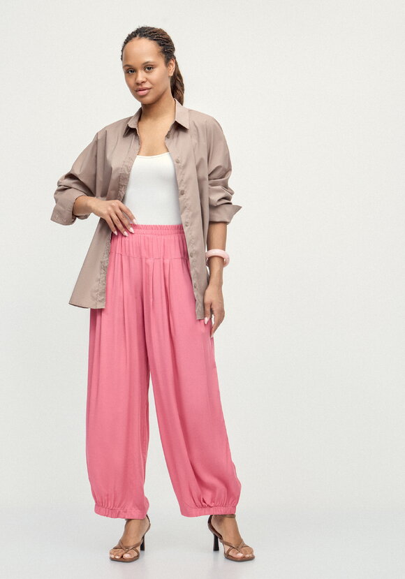 Брюки свободные с эластичной лентой по низу шир.  580, рис. 17