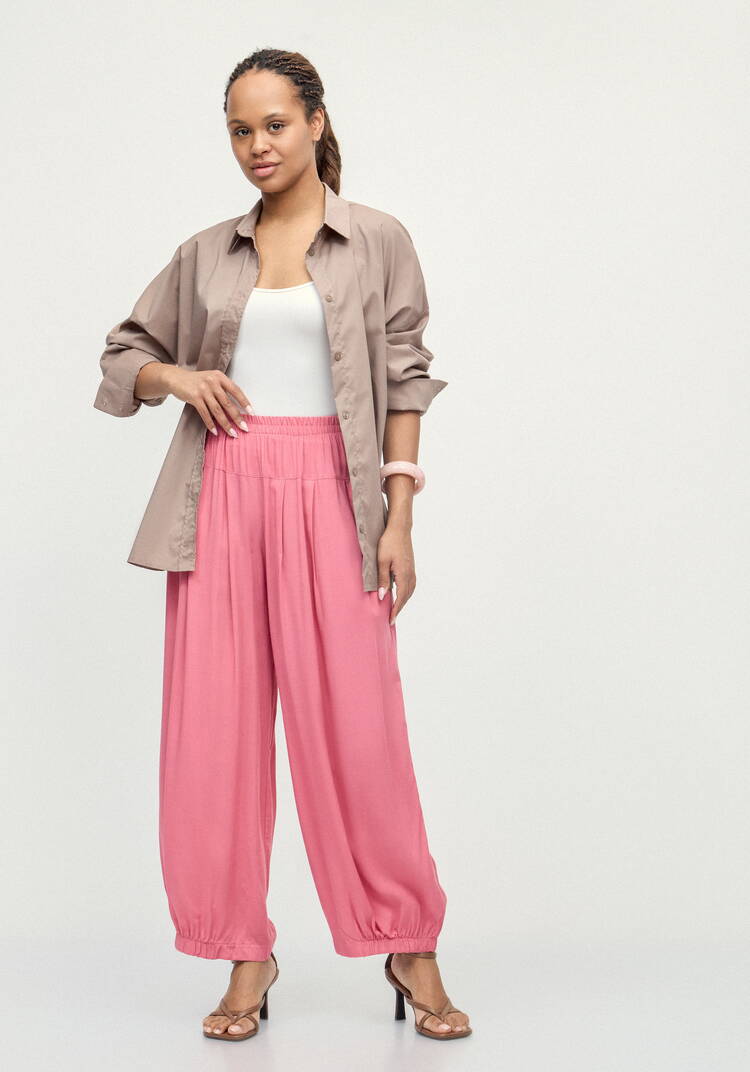 Брюки свободные с эластичной лентой по низу шир.  750, рис. 17