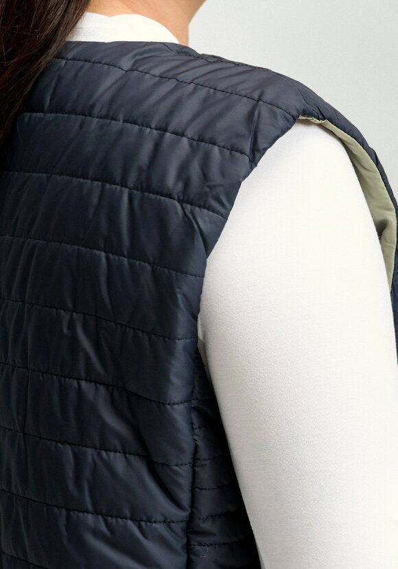 Жилет двухсторонний на молнии шир.  580, рис. 23