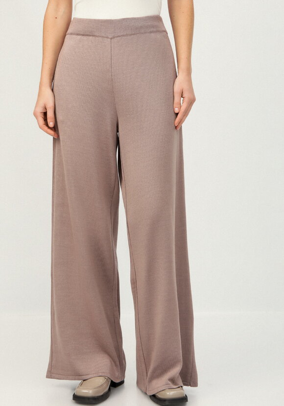 Брюки прямые свободной посадки на резинке шир.  580, рис. 12