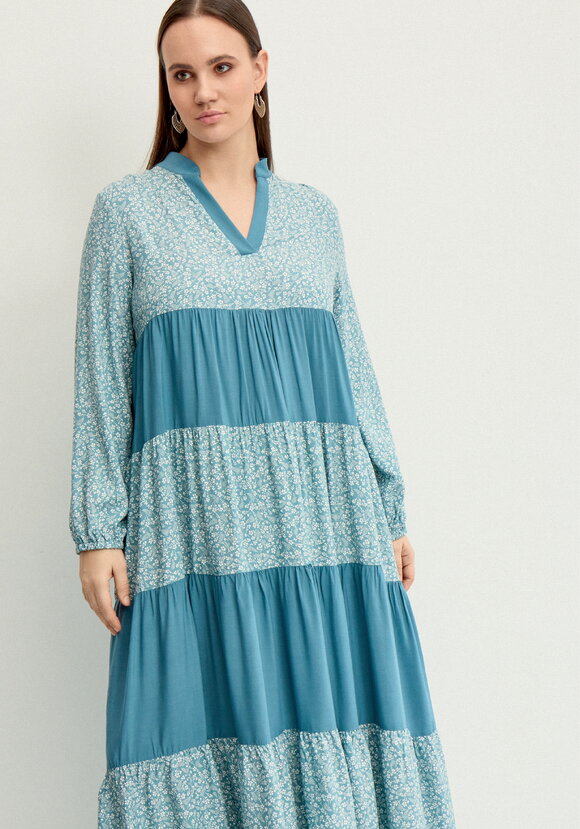 Платье с ярусами и V-образным вырезом шир.  580, рис. 23