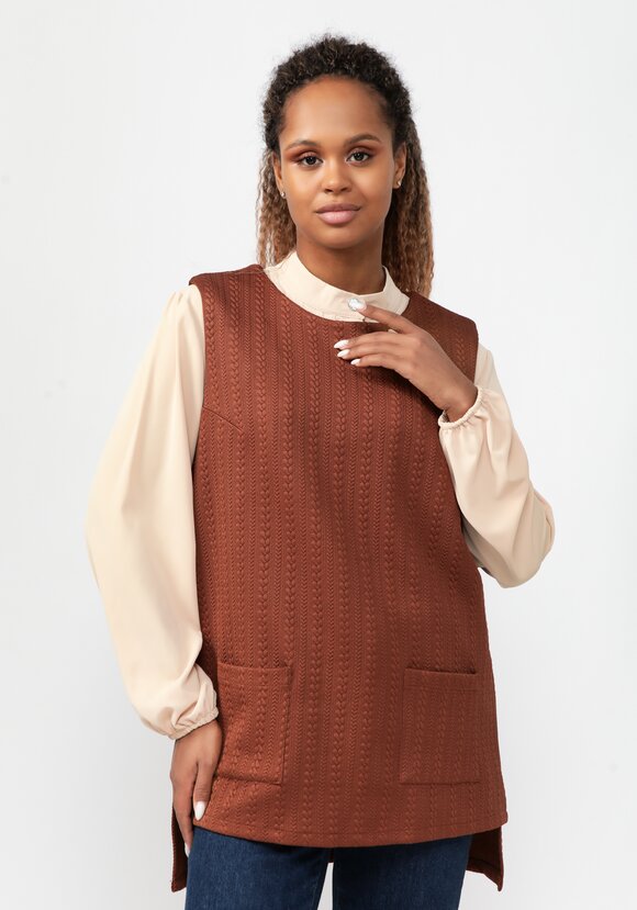 Жилет из фактурной трикотажной ткани шир.  580, рис. 1