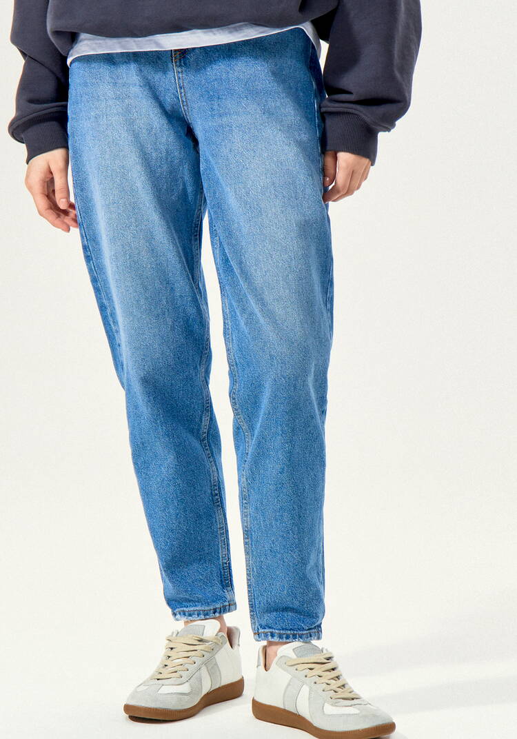 Мом-джинсы с зауженными к низу брючинами шир.  750, рис. 10