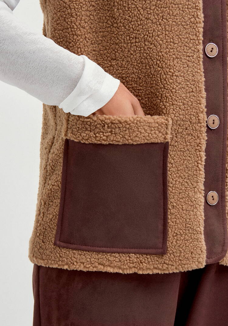 Жилет с отделкой из замши шир.  750, рис. 23