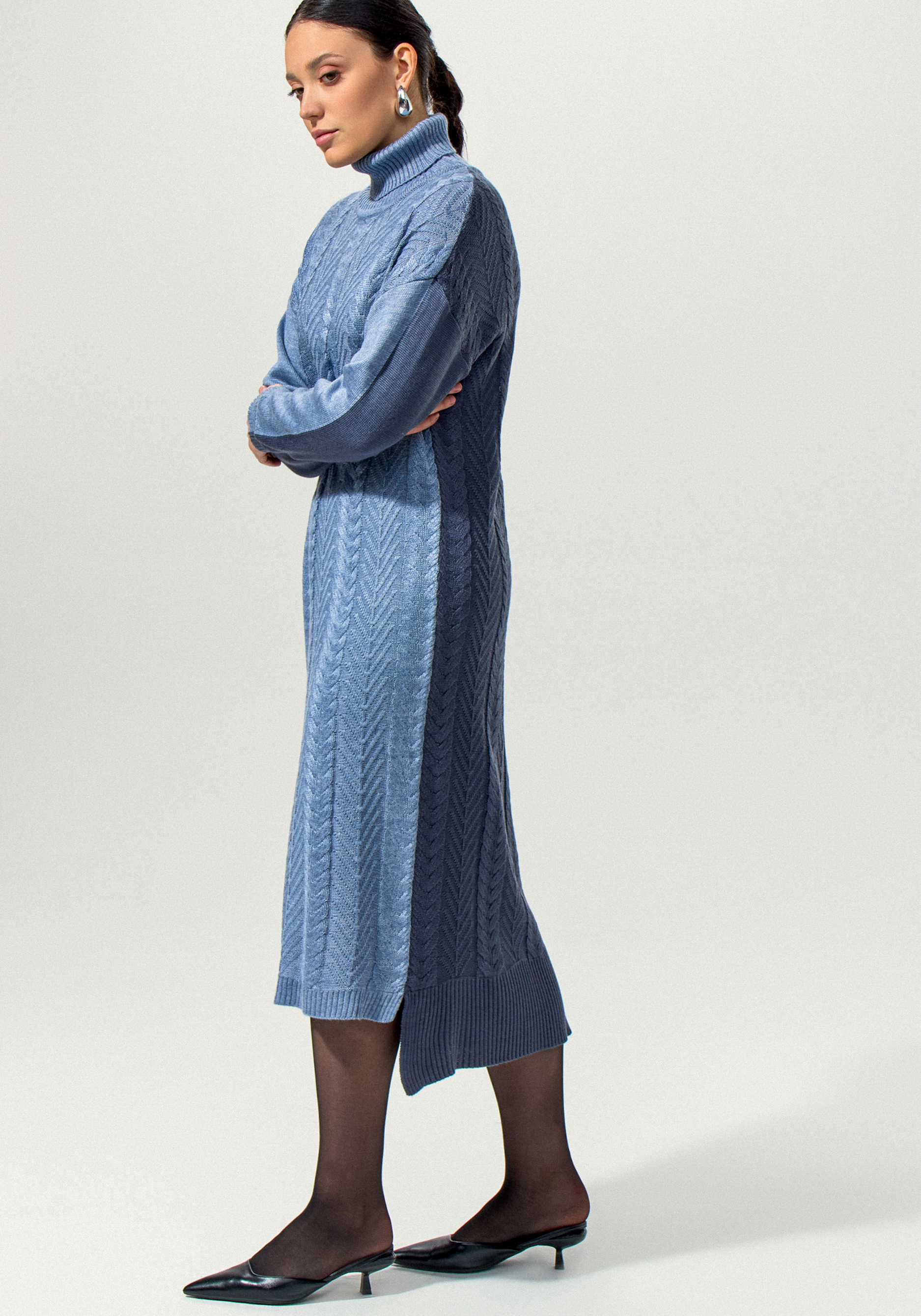 Платье двухцветное с фактурным рисунком 6499₽