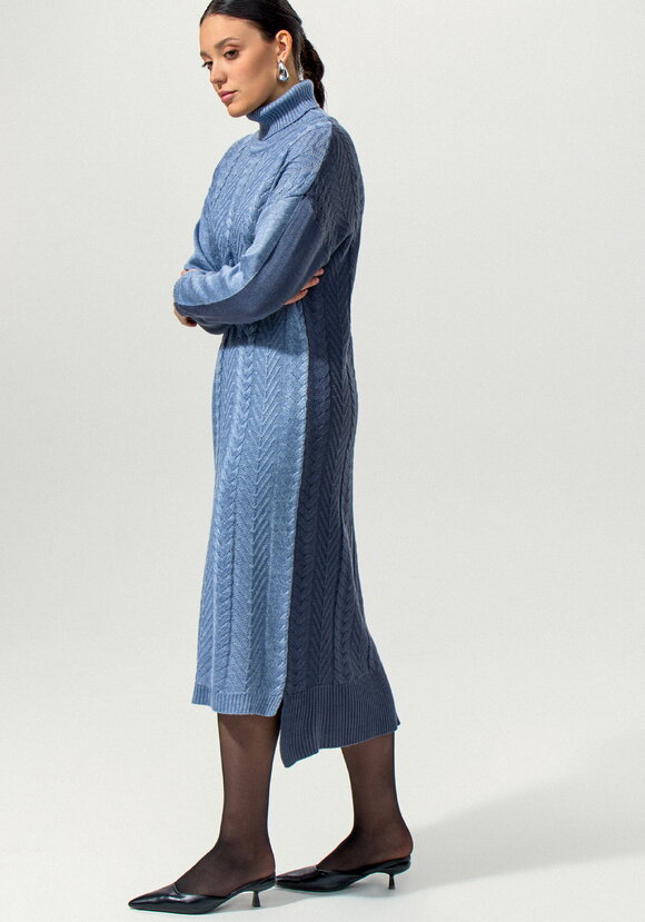 Платье двухцветное с фактурным рисунком шир.  580, рис. 1