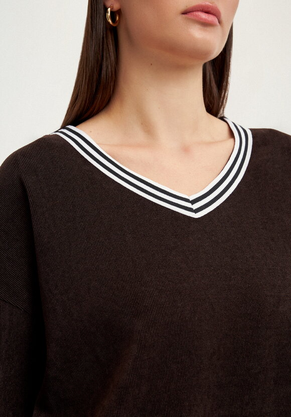 Джемпер с V-образным вырезом горловины шир.  580, рис. 5