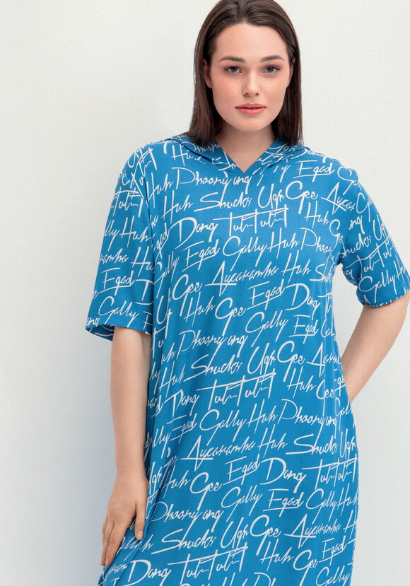 Платье-футболка с капюшоном шир.  580, рис. 26