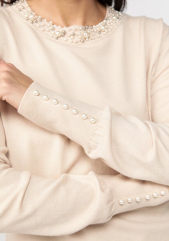 Джемпер с декором из жемчуга по горловине шир.  580, рис. 6