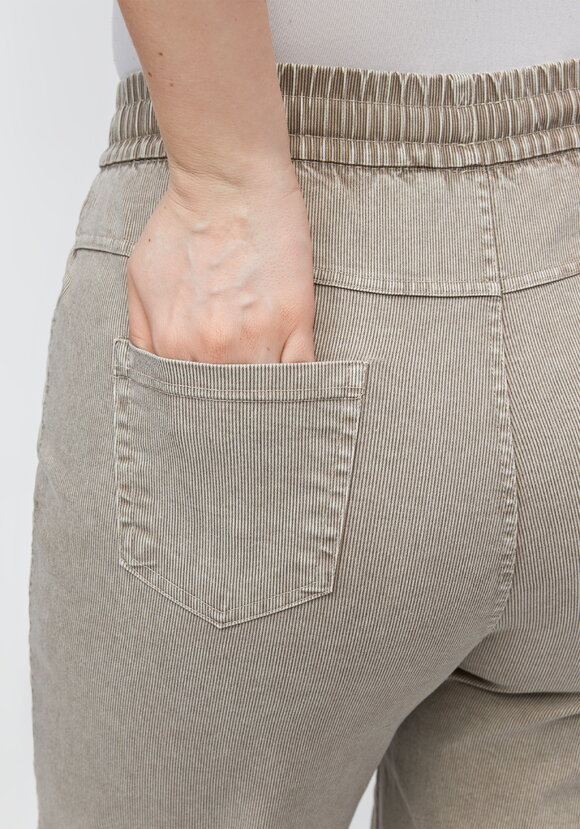 Джинсы цветные с резинкой по поясу шир.  580, рис. 10