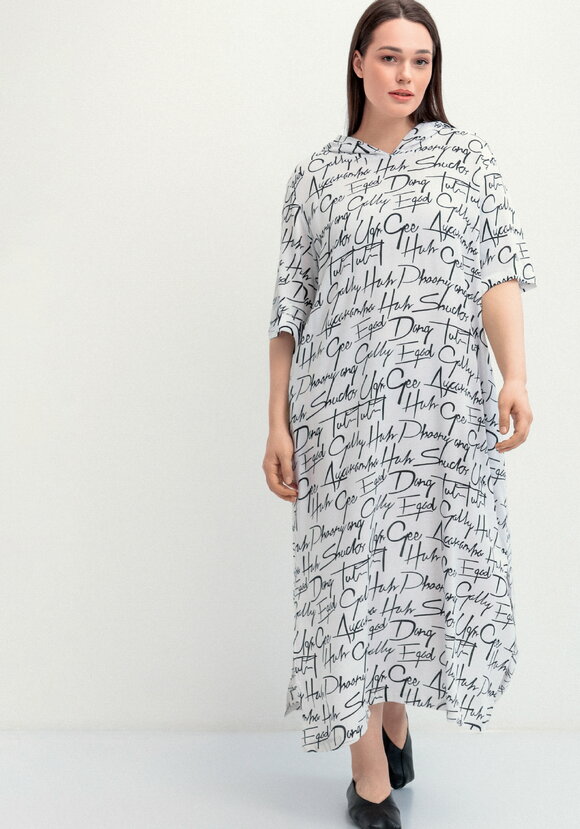 Платье-футболка с капюшоном шир.  580, рис. 24