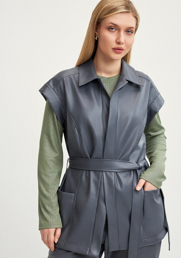 Жилет из эко-кожи на запах шир.  580, рис. 16