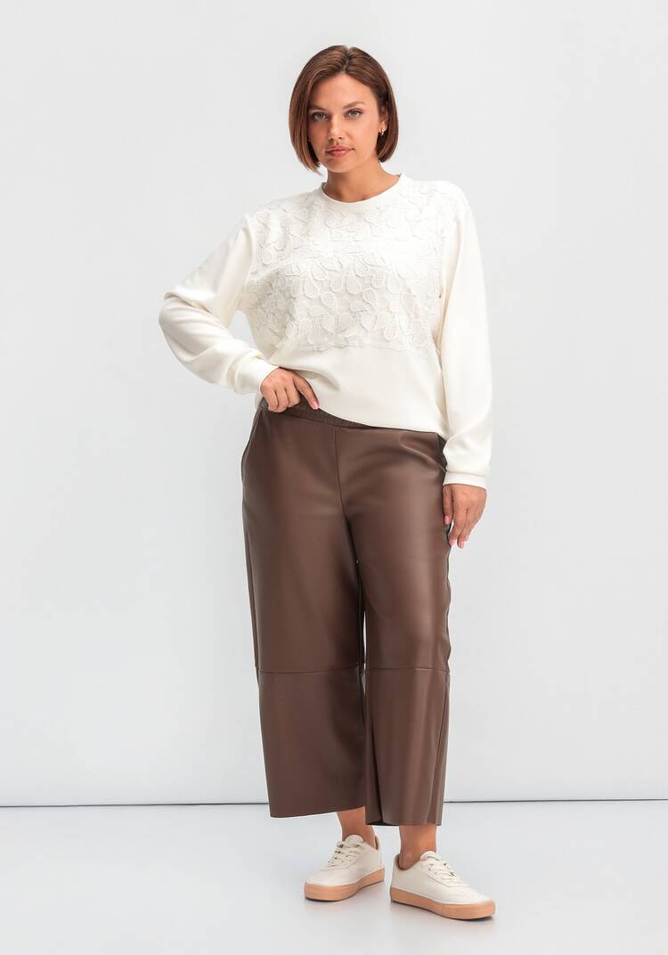 Брюки укороченные из экокожи с вышивкой шир.  750, рис. 6