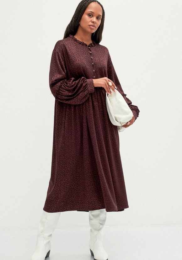 Платье свободного кроя с кокеткой шир.  580, рис. 17