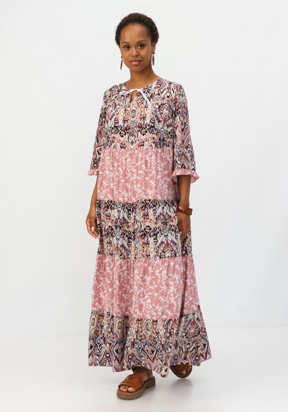 Платье с ярусами и комбинированным принтом шир.  580, рис. 1