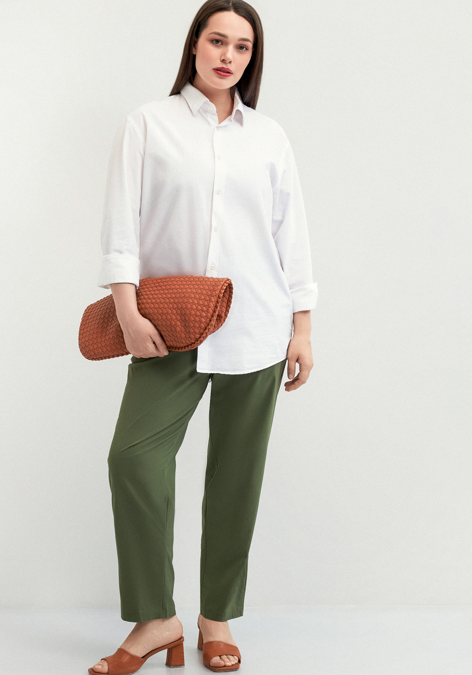 Брюки зауженные с декором из пуговиц