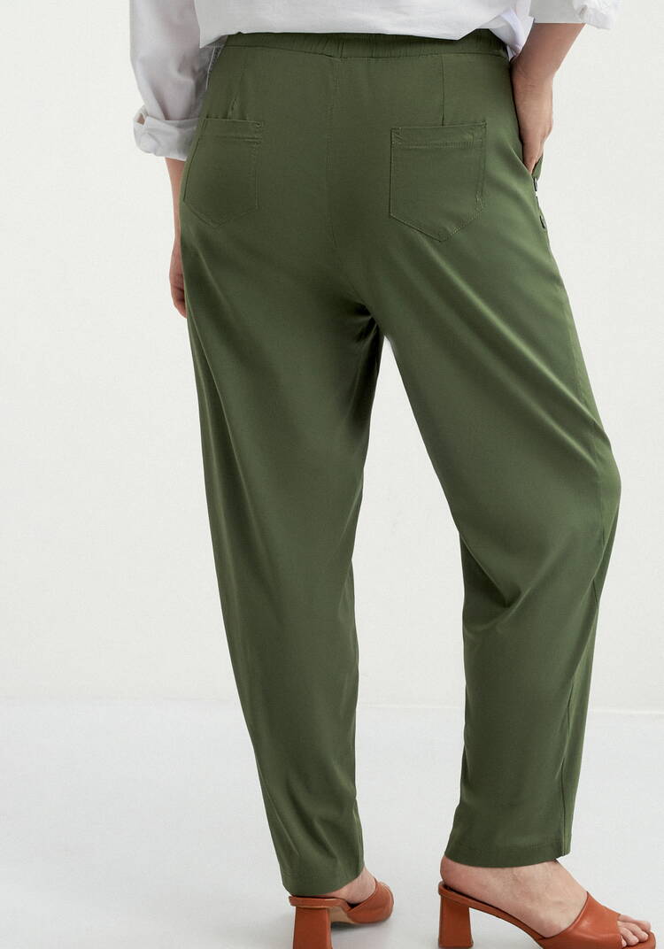 Брюки зауженные с декором из пуговиц шир.  750, рис. 10