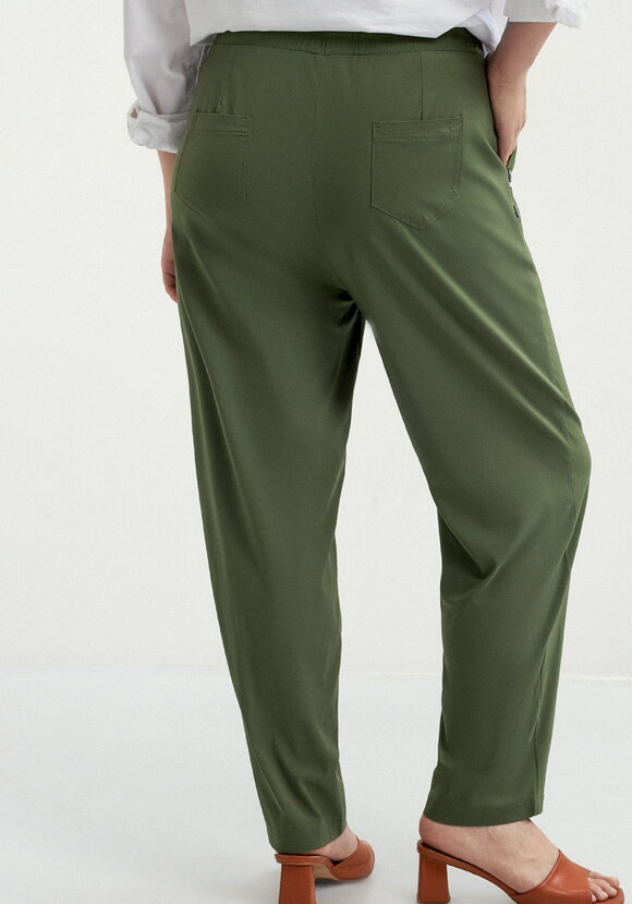 Брюки зауженные с декором из пуговиц шир.  580, рис. 10