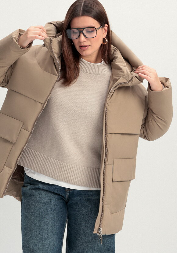 Пуховик стеганый с накладными карманами шир.  580, рис. 2