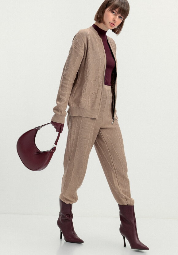 Брюки джоггеры с фактурным рисунком шир.  580, рис. 3