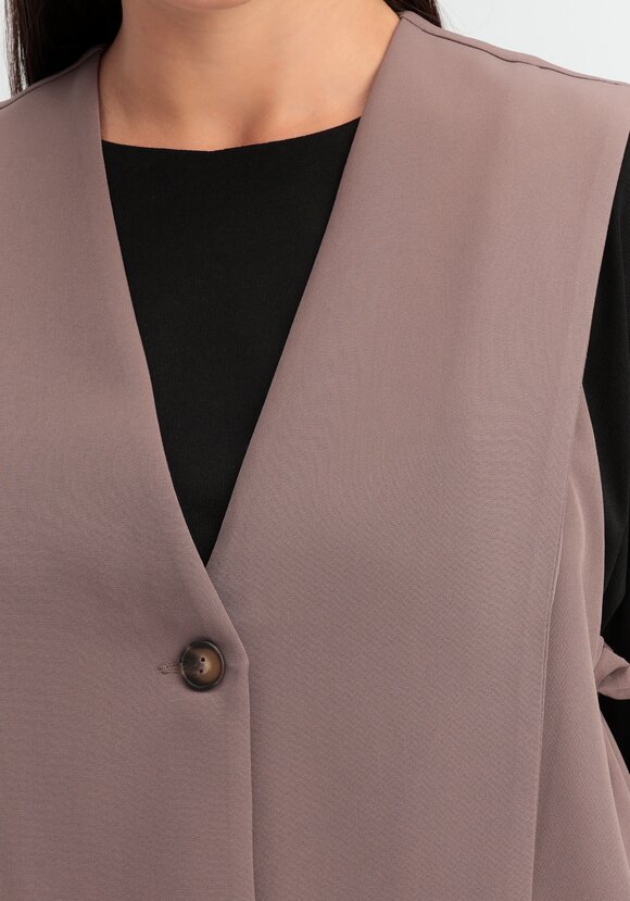 Жилет однобортный на пуговице шир.  580, рис. 13