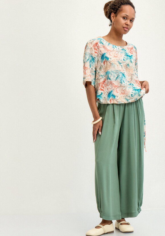 Брюки свободного кроя на резинке по низу шир.  580, рис. 25