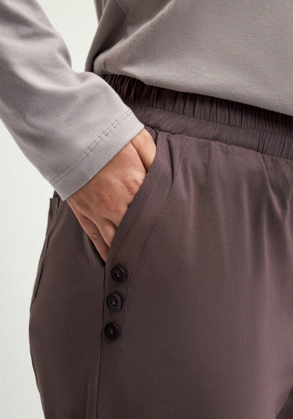 Брюки зауженные с декором из пуговиц шир.  580, рис. 27