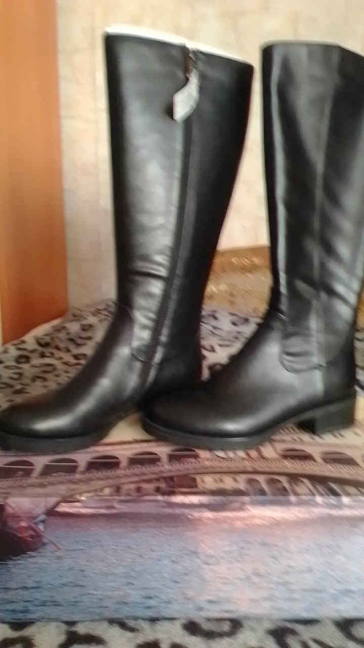 

Высокие черные сапоги