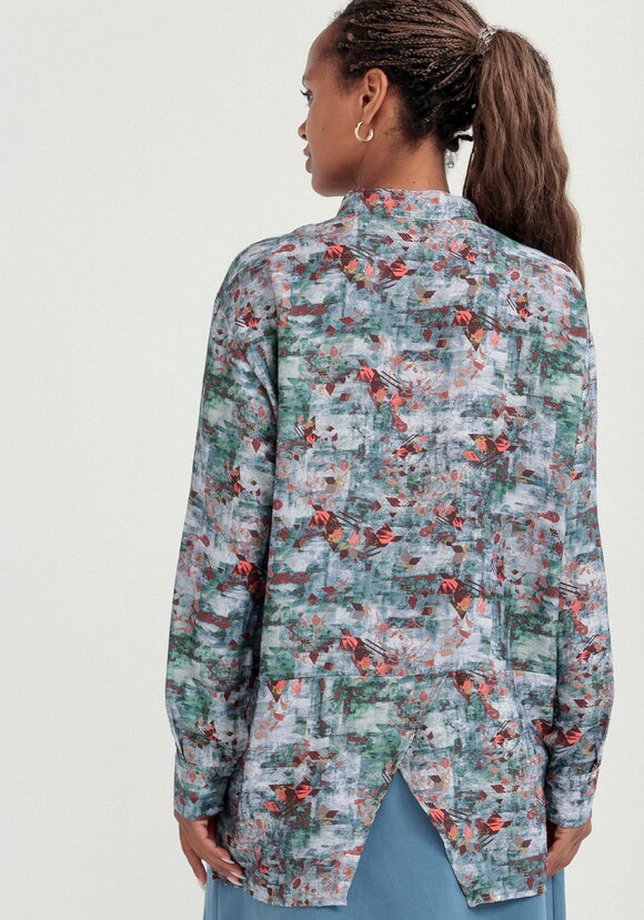 Блуза оригинального кроя с воротом стойка шир.  580, рис. 20