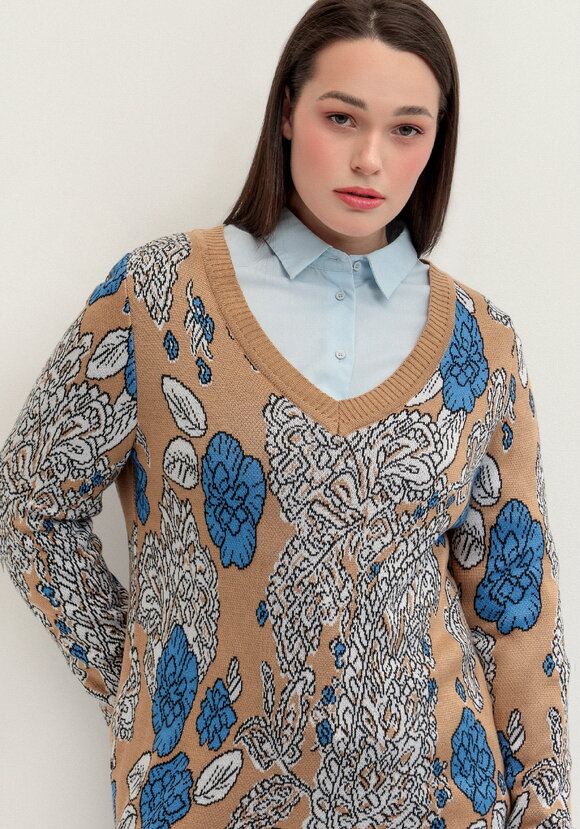 Пуловер с V-образным вырезом и ярким принтом шир.  580, рис. 17