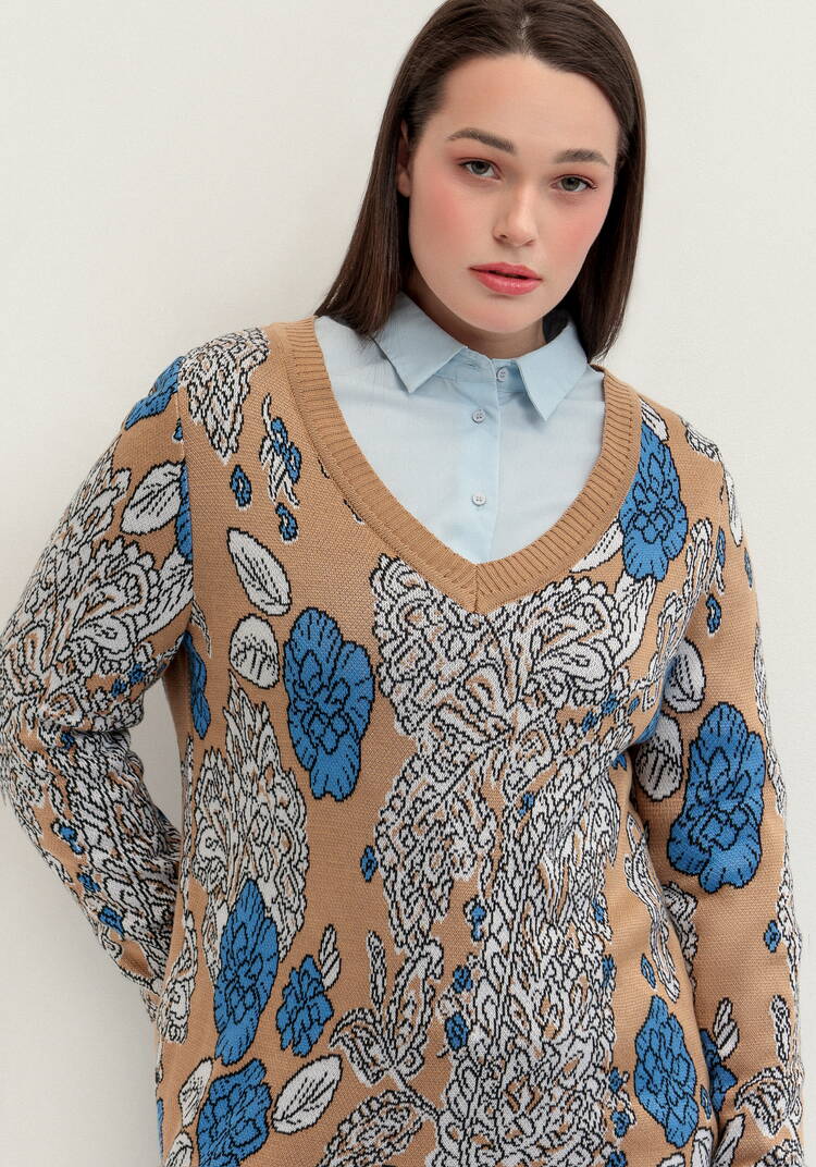 Пуловер с V-образным вырезом и ярким принтом шир.  750, рис. 17