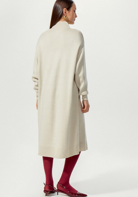 Платье с воротником-стойкой и разрезами шир.  580, рис. 9