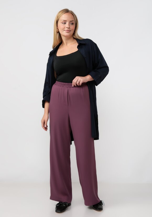 Брюки свободные от бедра шир.  580, рис. 7