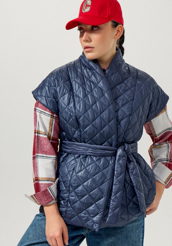 Жилет со спущенным плечом и высоким воротом шир.  580, рис. 16