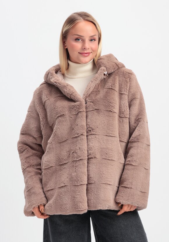 Шуба фактурная с капюшоном и брошью шир.  580, рис. 13