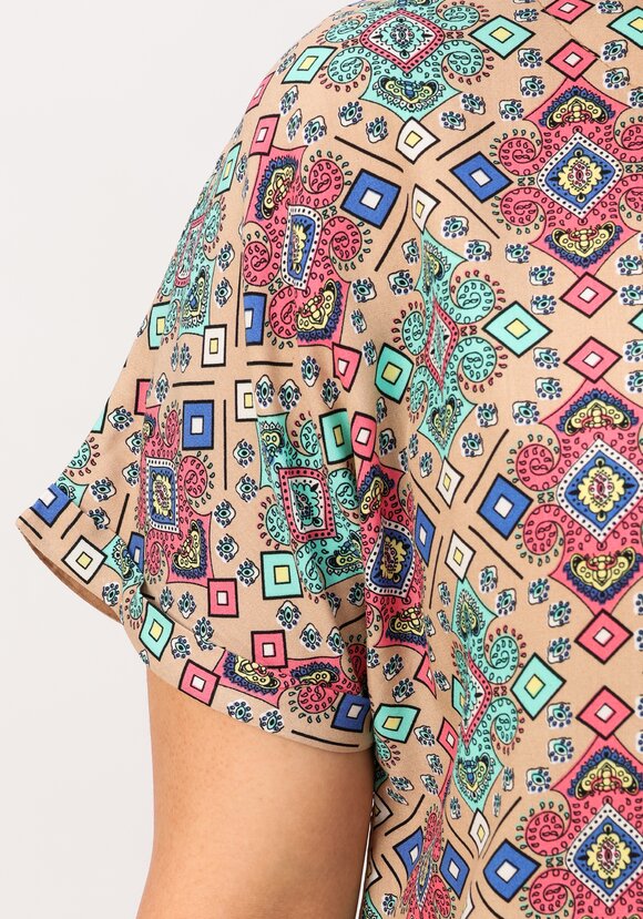 Блуза с асимметричной вставкой шир.  580, рис. 23