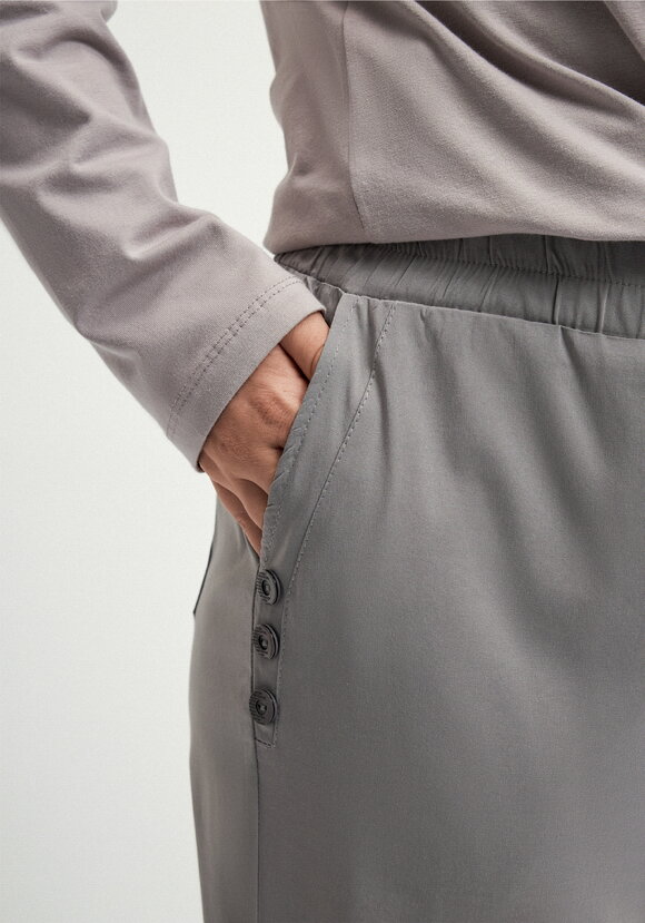 Брюки зауженные с декором из пуговиц шир.  580, рис. 20