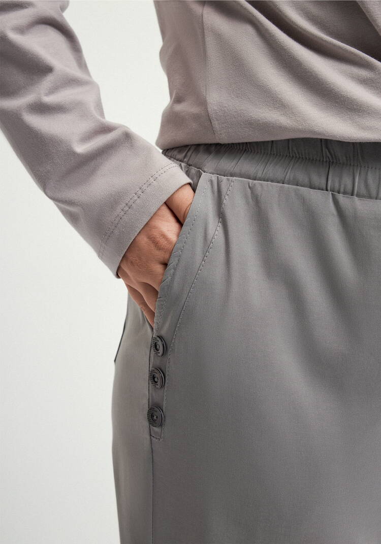 Брюки зауженные с декором из пуговиц шир.  750, рис. 20