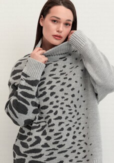 Джемпер с асимметричным расположением рисунка