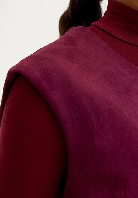 Жилет на молнии из замши шир.  580, рис. 6