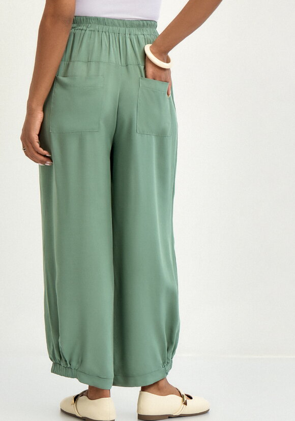 Брюки свободного кроя на резинке по низу шир.  580, рис. 27