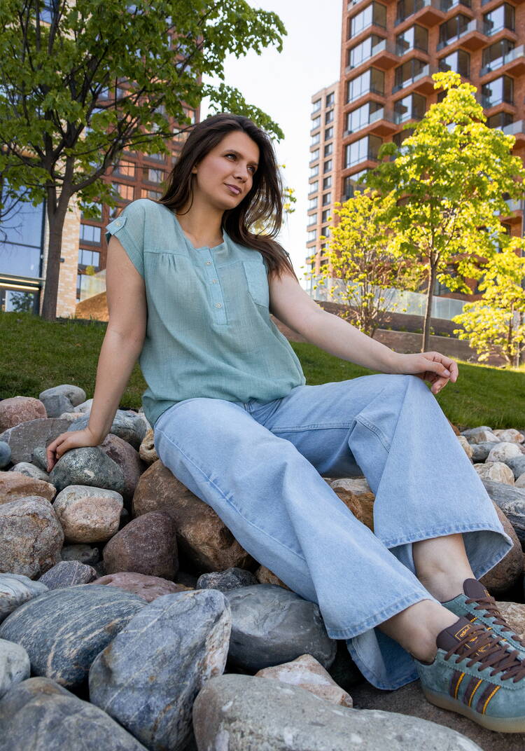 Блуза с коротким рукавом и карманом на груди шир.  750, рис. 33