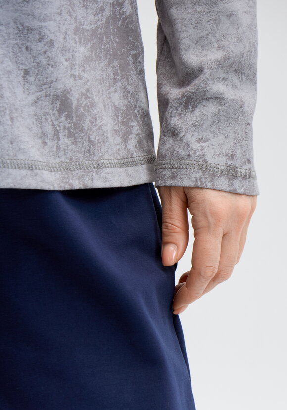 Лонгслив с принтом на горловине спинки шир.  580, рис. 18