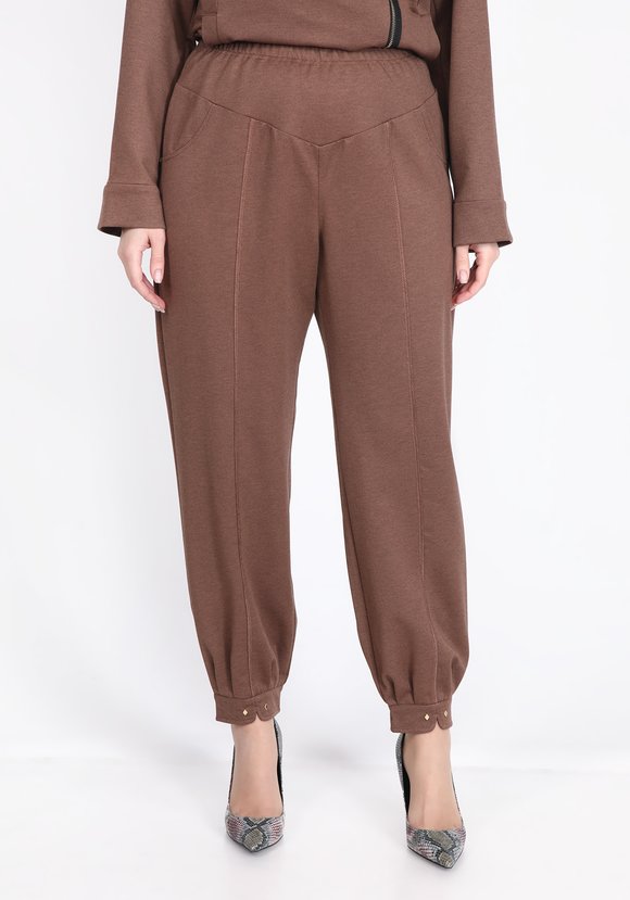 Брюки на кокетке с фигурными манжетами шир.  580, рис. 1