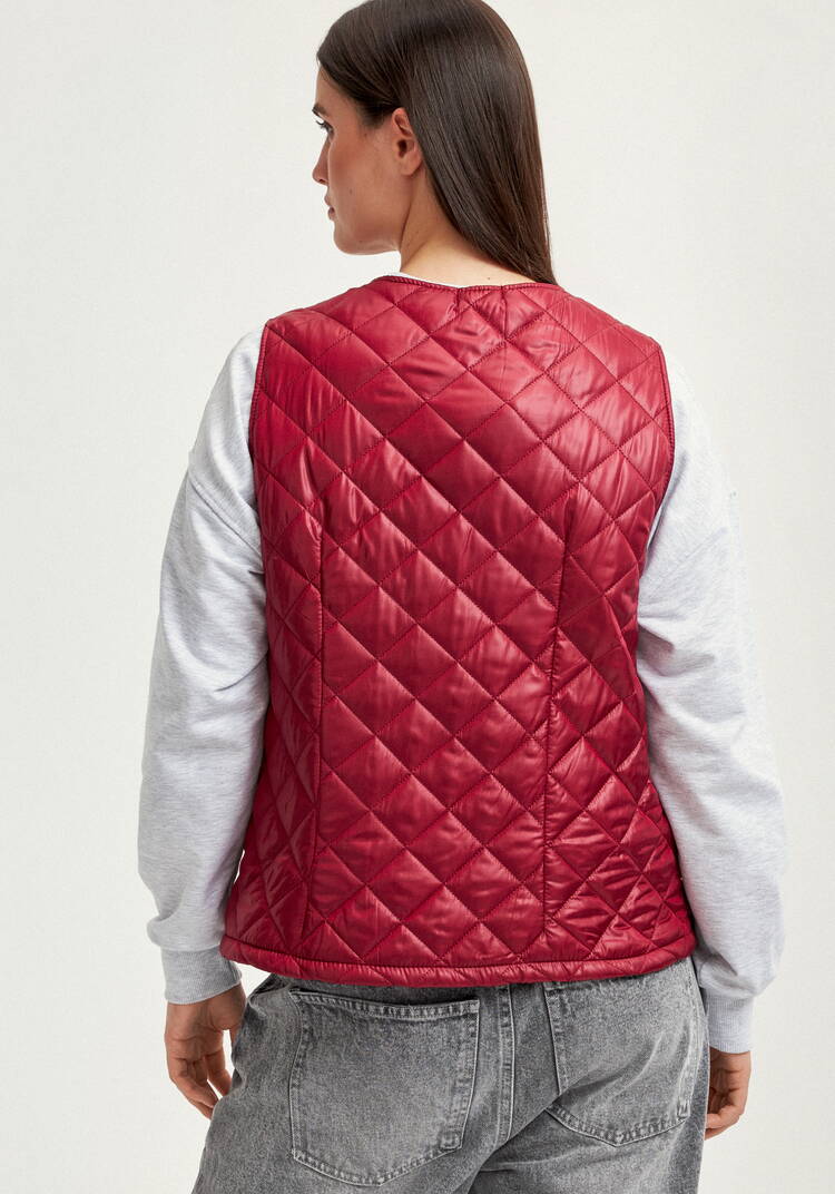 Жилет стёганый с застёжкой на кнопки шир.  750, рис. 23