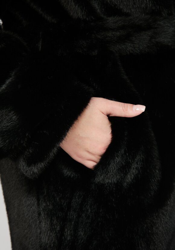 Пальто из искусственного меха с поясом шир.  580, рис. 15