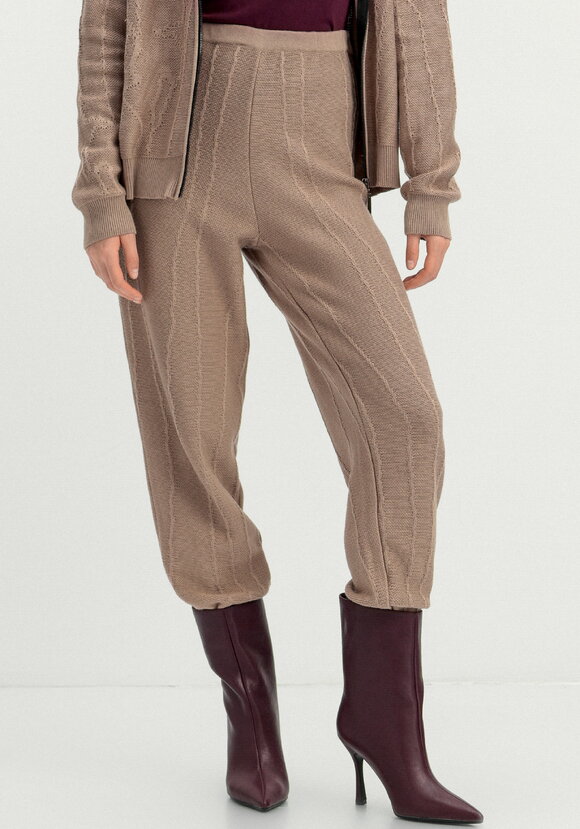 Брюки джоггеры с фактурным рисунком шир.  580, рис. 2